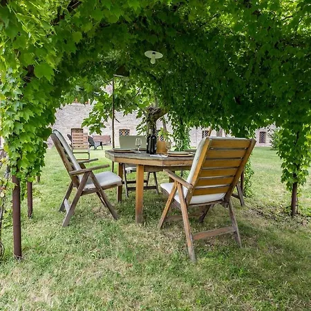Semesterbostad Casa Ridente Nella Valle Del Menotre Con Giardino Pale